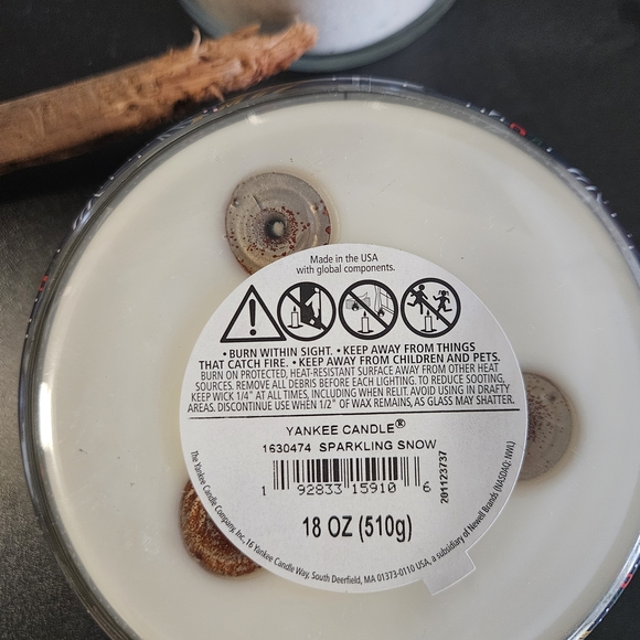 Yankee Candle Sparkling Snow - Gold Lid with Blue Design - Picture 2 of 3